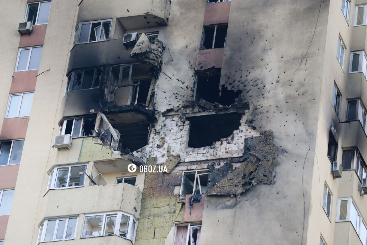 A huge hole instead of a window and terrifying traces of fire: consequences of the Russian drone attack on a residential building in Kyiv. Photo and video