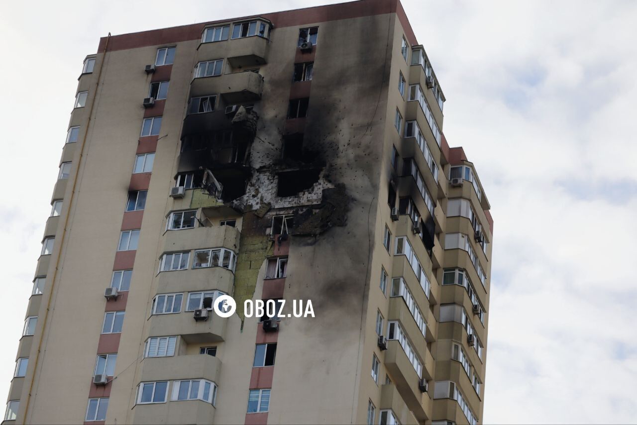 A huge hole instead of a window and terrifying traces of fire: consequences of the Russian drone attack on a residential building in Kyiv. Photo and video