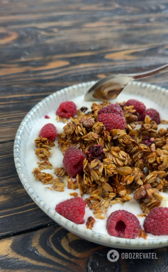 Homemade granola with raisins and berries: a great option for quick breakfasts