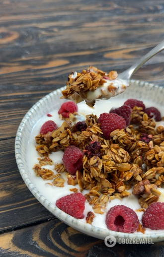 Homemade granola with raisins and berries: a great option for quick breakfasts