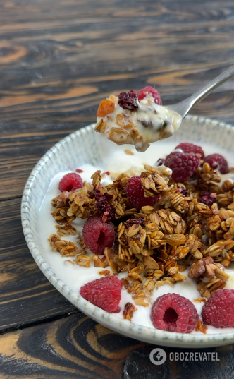 Homemade granola with raisins and berries: a great option for quick breakfasts