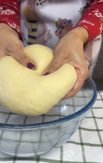 Homemade yeast roll with poppy seed filling: tastier than store-bought pastries