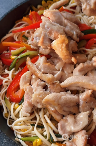 Pan-Asian noodles with chicken and vegetables: an unusual dinner prepared in 20 minutes