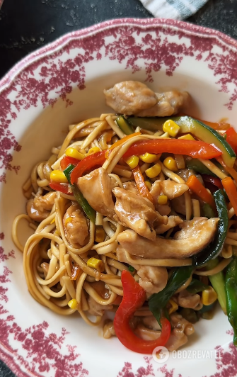 Pan-Asian noodles with chicken and vegetables: an unusual dinner prepared in 20 minutes