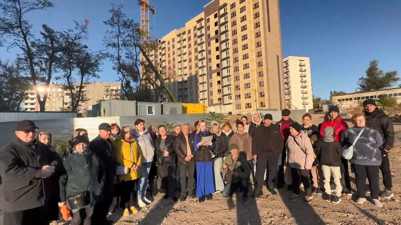 Okupanci zburzyli dziesiątki domów w Mariupolu i na ich miejscu budują mieszkania hipoteczne dla Rosjan: mieszkańcy miasta zorganizowali wiec. Wideo