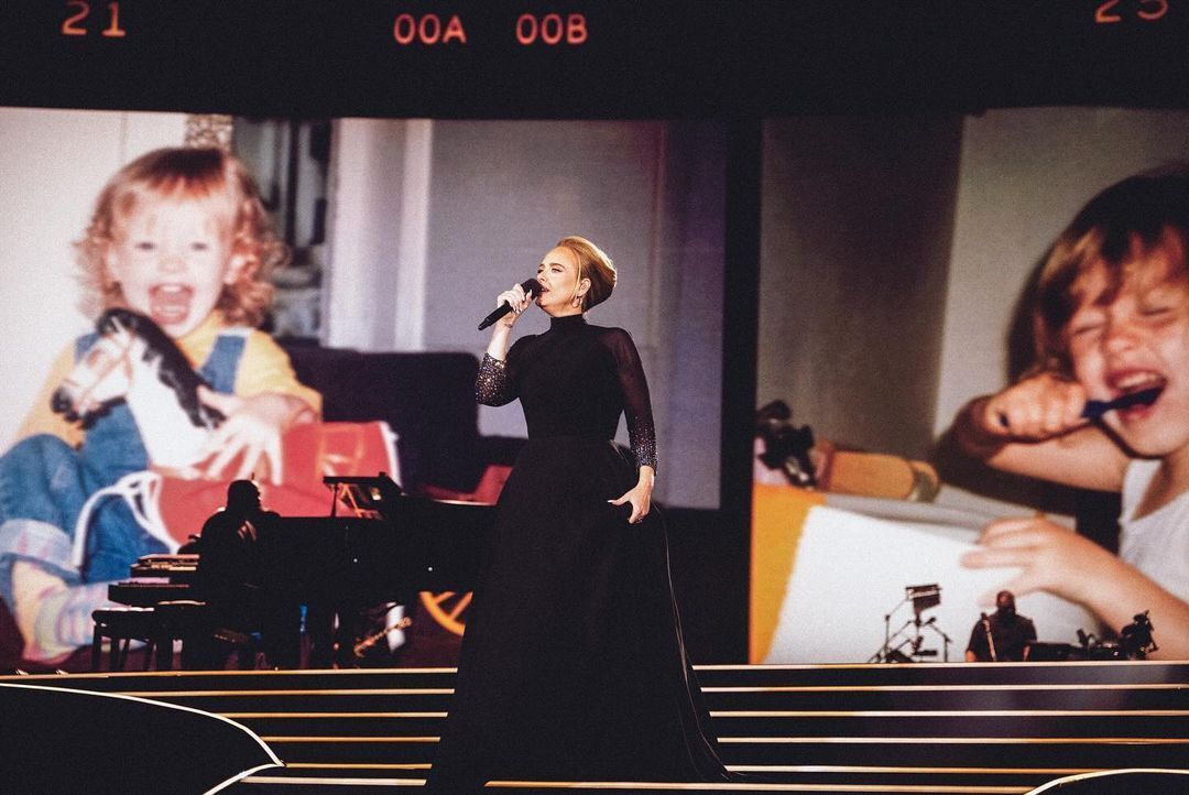 Adele zalała się łzami z powodu Celine Dion na swoim koncercie: ciężko chora piosenkarka również nie mogła powstrzymać łez. Wideo