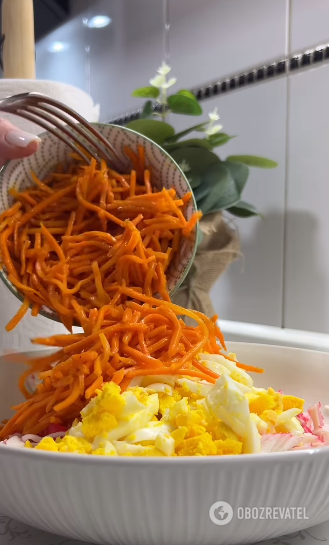 An elementary salad with crab sticks in 5 minutes: seasoned with mayonnaise