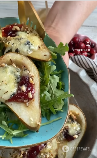 A delicious appetizer for wine: pears and gorgonzola cheese will come in handy