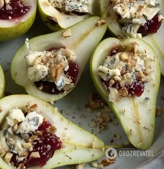 A delicious appetizer for wine: pears and gorgonzola cheese will come in handy