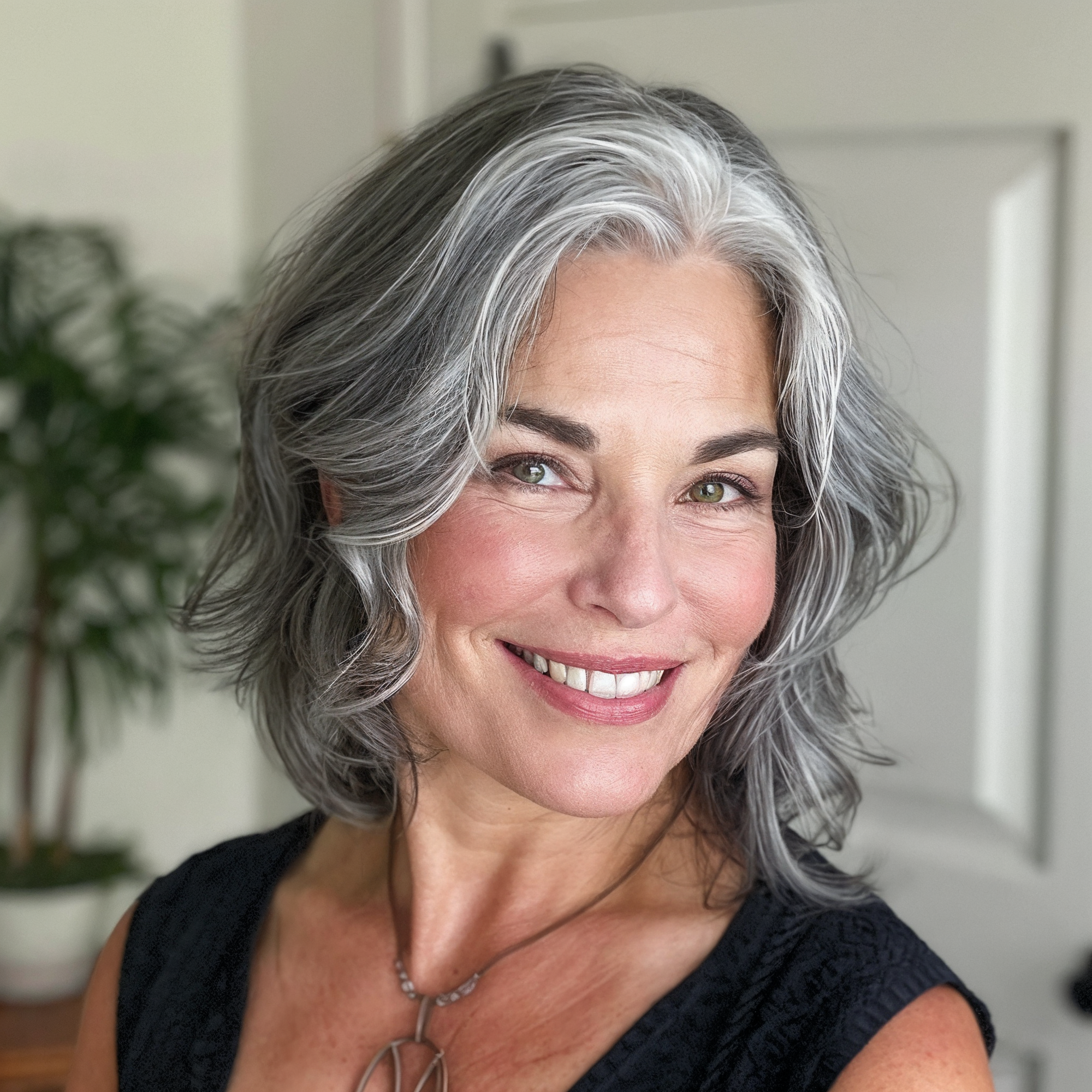 Hairdresser names the best coloring for gray hair: why you should choose ''smokey'' technique