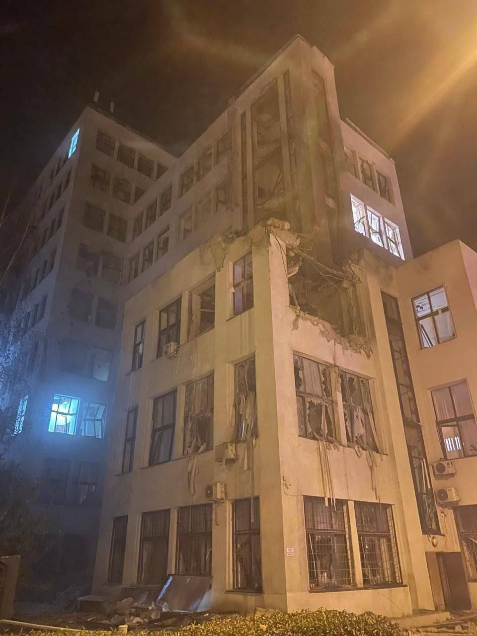 Russians have dropped MRLS on the center of Kharkiv: a historic building has been destroyed and there are victims. Photos and video