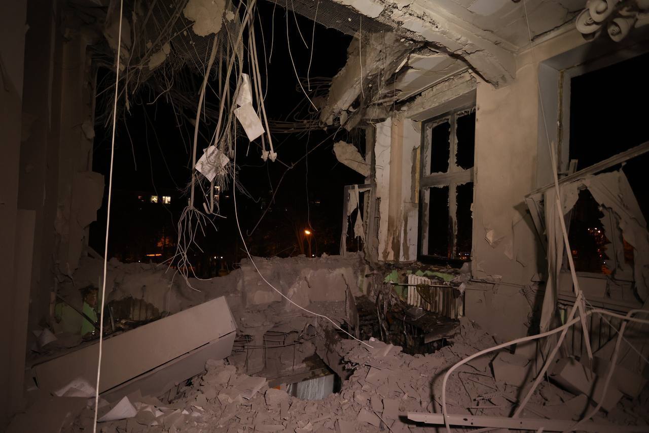 Russians have dropped MRLS on the center of Kharkiv: a historic building has been destroyed and there are victims. Photos and video