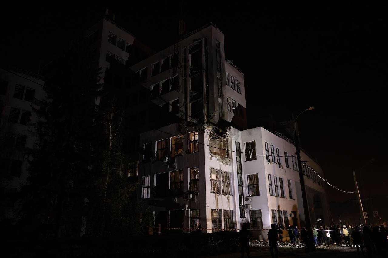 Russians have dropped MRLS on the center of Kharkiv: a historic building has been destroyed and there are victims. Photos and video