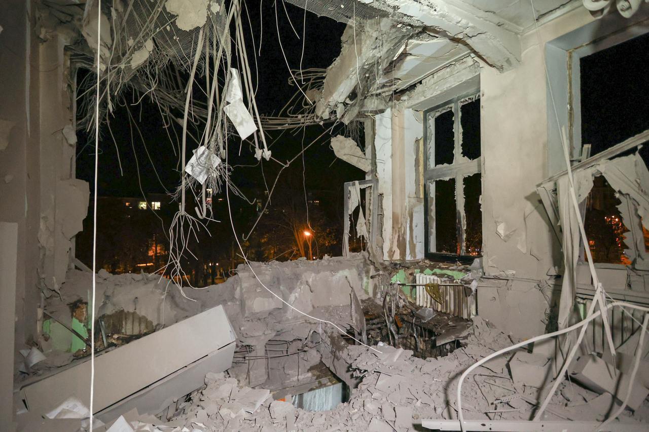 Russians have dropped MRLS on the center of Kharkiv: a historic building has been destroyed and there are victims. Photos and video