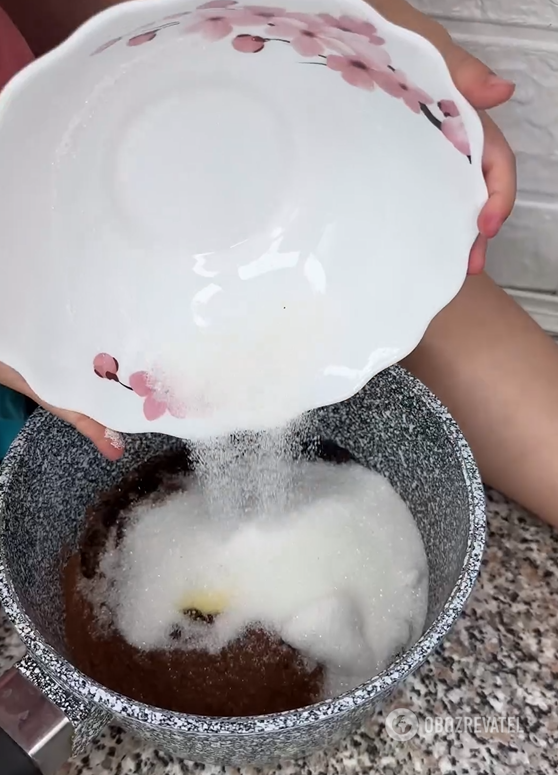 Elementary cake without an oven: fry the cakes directly in the pan