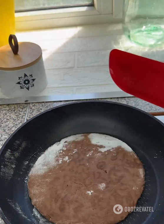 Elementary cake without an oven: fry the cakes directly in the pan