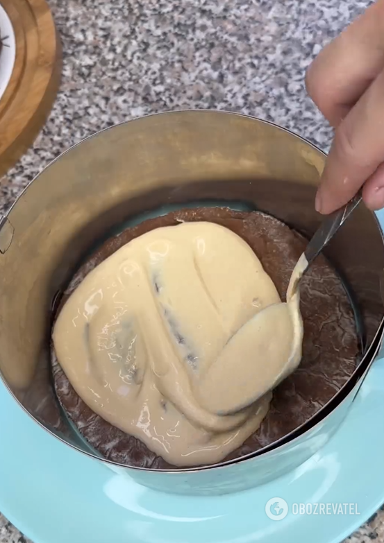 Elementary cake without an oven: fry the cakes directly in the pan