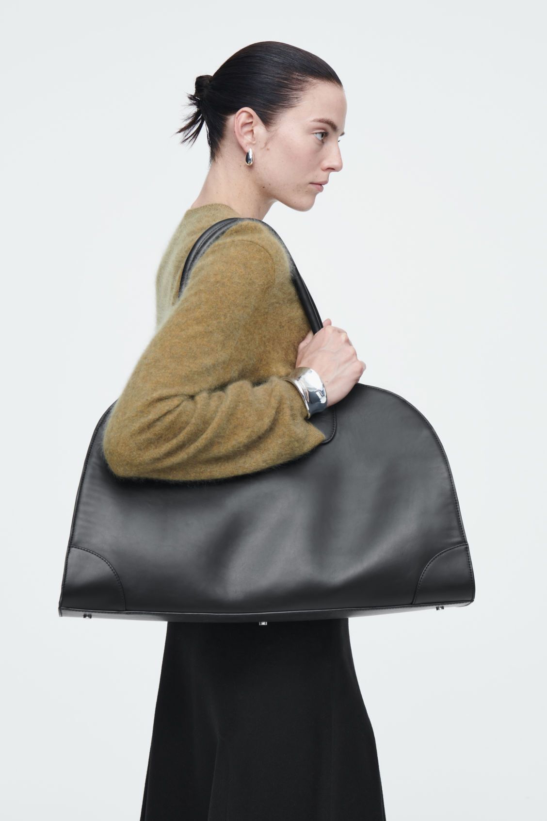 No longer an anti-trend: a bag that can hold everything is suddenly back in fashion. Photo.