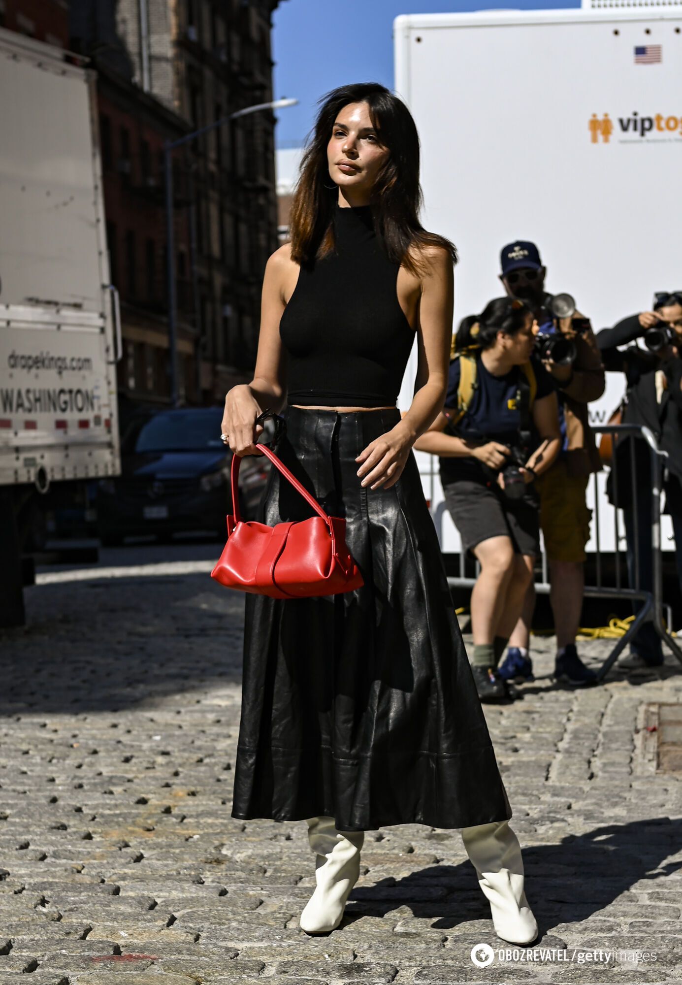 Emily Ratajkowski put on a trendy skirt and delighted experts. Photo