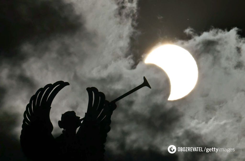 The sun turned into a ring of fire: how the solar eclipse took place on October 2. Photos and videos