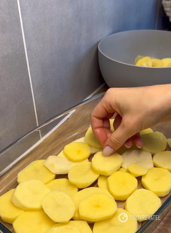 Hearty potato casserole with cheese for lunch: quick to prepare and very budget-friendly