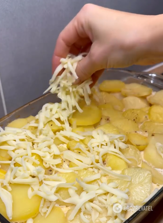 Hearty potato casserole with cheese for lunch: quick to prepare and very budget-friendly