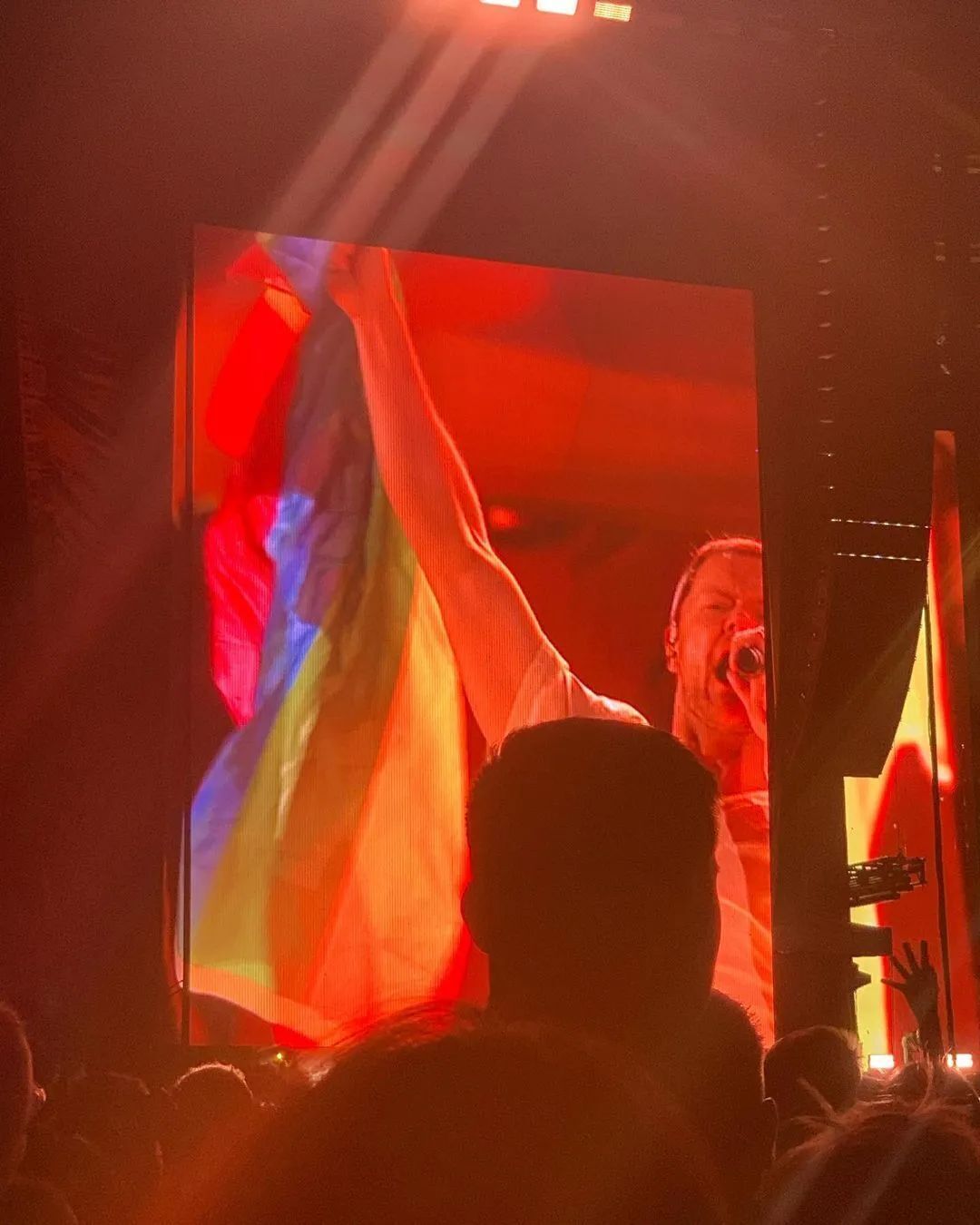 Imagine Dragons once again supported Ukraine at a concert: Dan Reynolds showed an eloquent sign