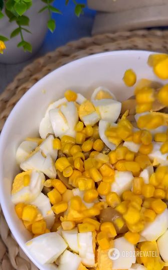 Festive salad with mushrooms, chicken and corn: how to prepare a delicious dish