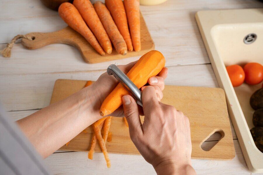 Spicy Korean-style carrots with garlic: you can eat in 3-4 hours