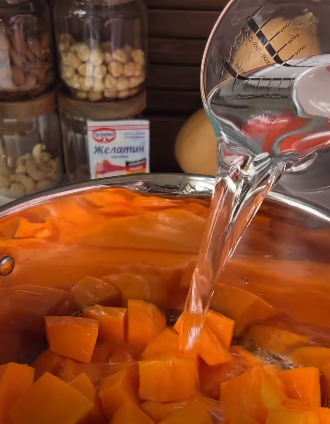 Simple no-bake fall pumpkin dessert with cookies 