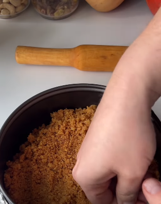 Simple no-bake fall pumpkin dessert with cookies 