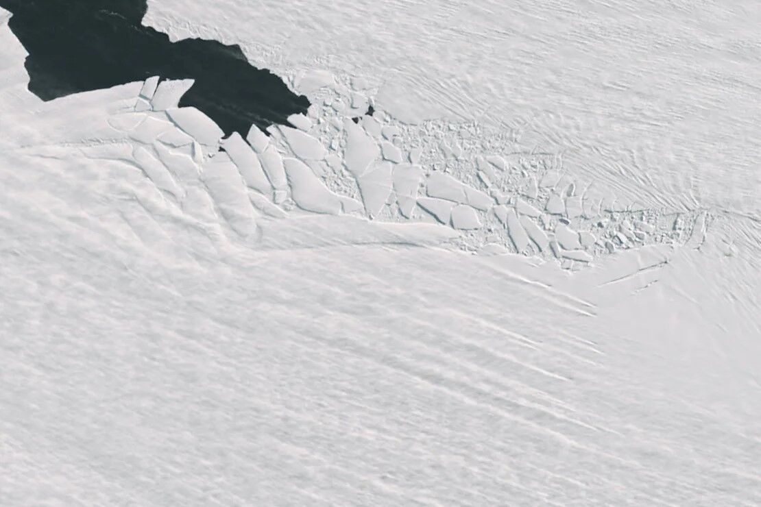 Rare photo from space shows 'smoke' on a significant Antarctic glacier: what is this phenomenon