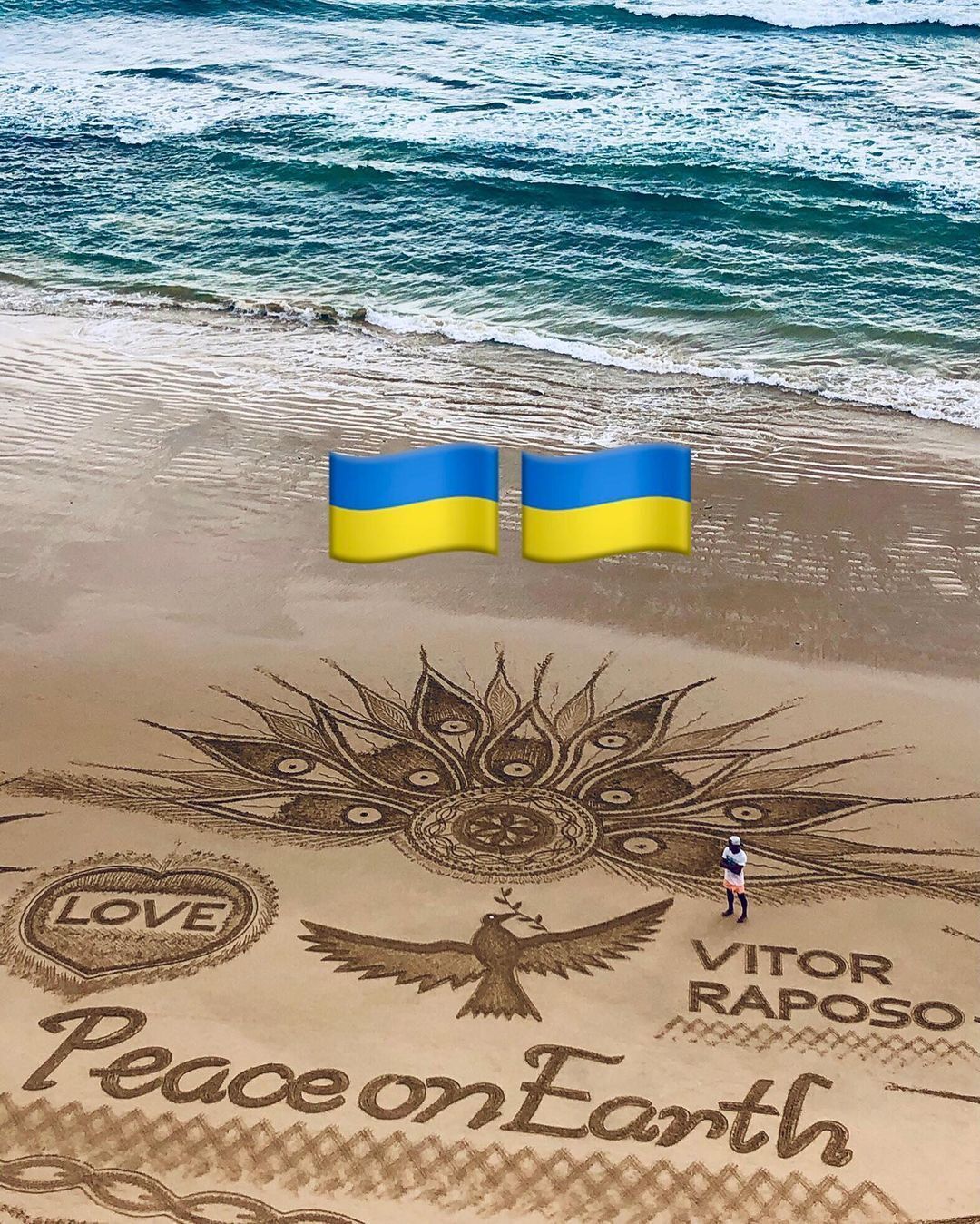 Draws Ukraine in the sand and believes in Zelensky. How a Portuguese artist became famous all over the world and what he reproaches NATO for