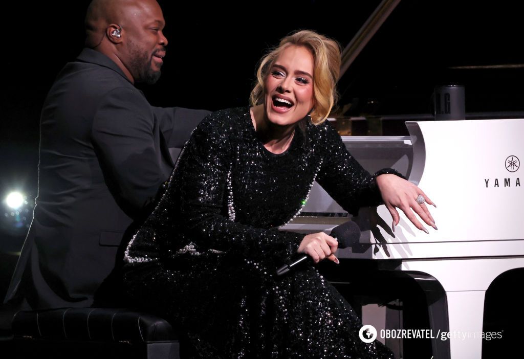 Another option for Halloween: Adele showed a trendy gothic manicure