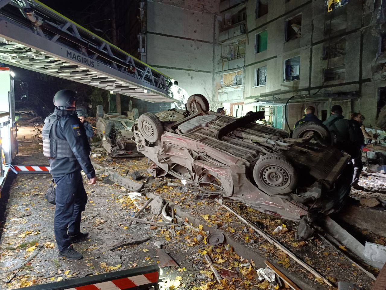 Russians destroyed a multi-storey building in Kharkiv with a KAB guided bomb: three people were killed and dozens injured. Photos and videos