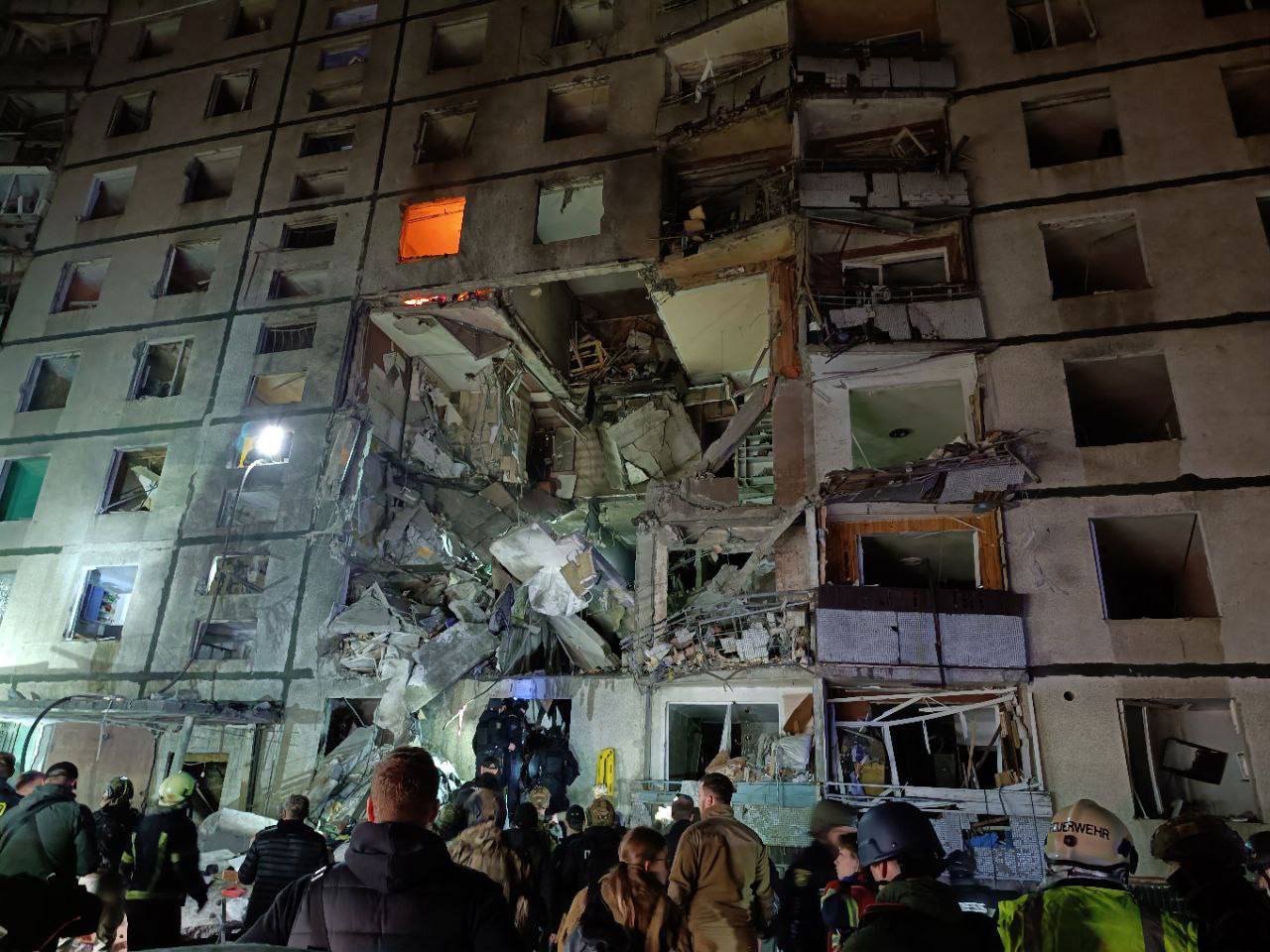 Russians destroyed a multi-storey building in Kharkiv with a KAB guided bomb: three people were killed and dozens injured. Photos and videos