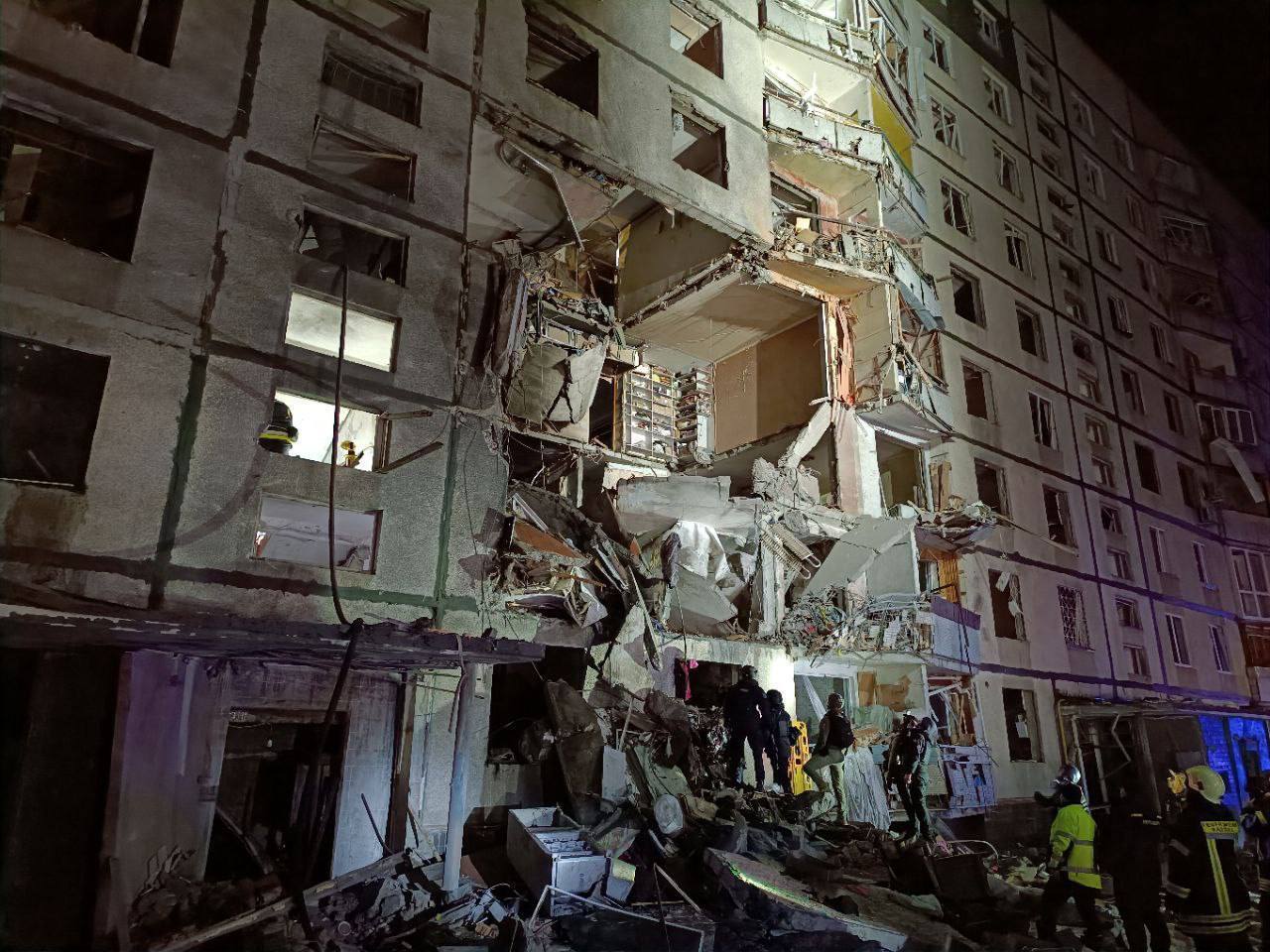 Russians destroyed a multi-storey building in Kharkiv with a KAB guided bomb: three people were killed and dozens injured. Photos and videos