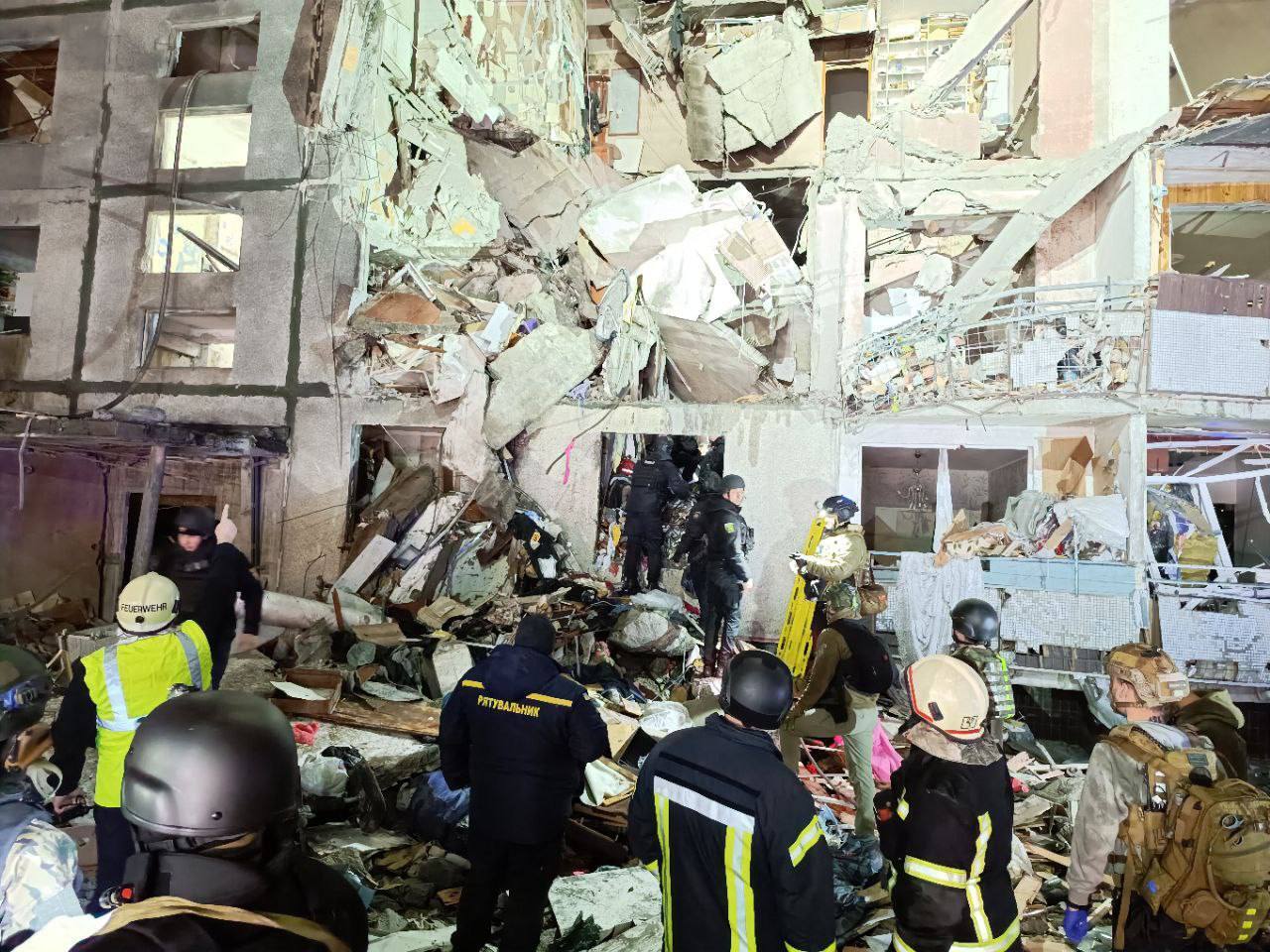 Russians destroyed a multi-storey building in Kharkiv with a KAB guided bomb: three people were killed and dozens injured. Photos and videos