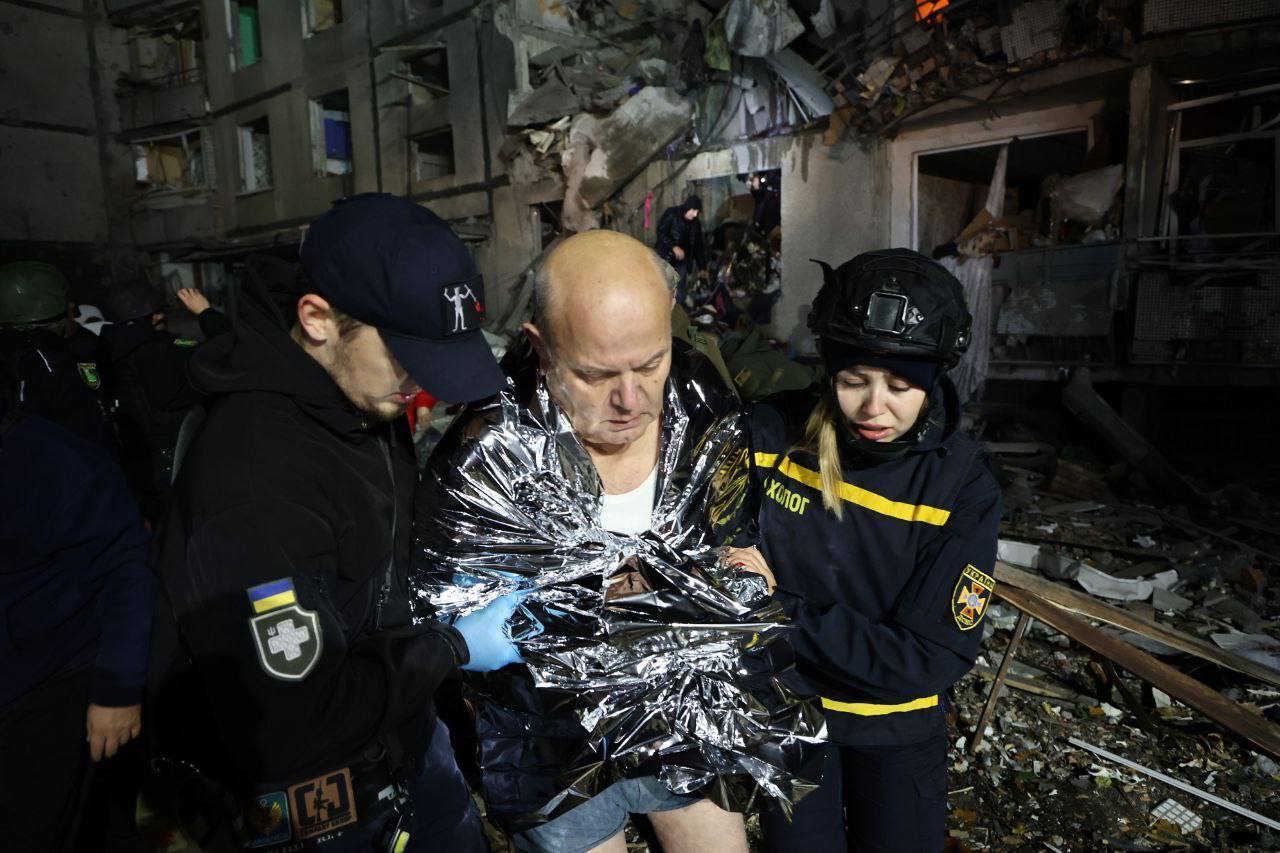 Russians destroyed a multi-storey building in Kharkiv with a KAB guided bomb: three people were killed and dozens injured. Photos and videos