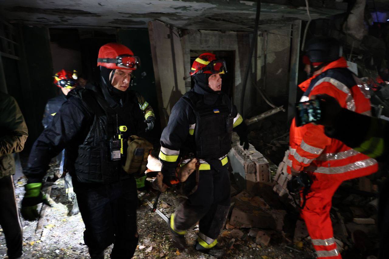 Russians destroyed a multi-storey building in Kharkiv with a KAB guided bomb: three people were killed and dozens injured. Photos and videos