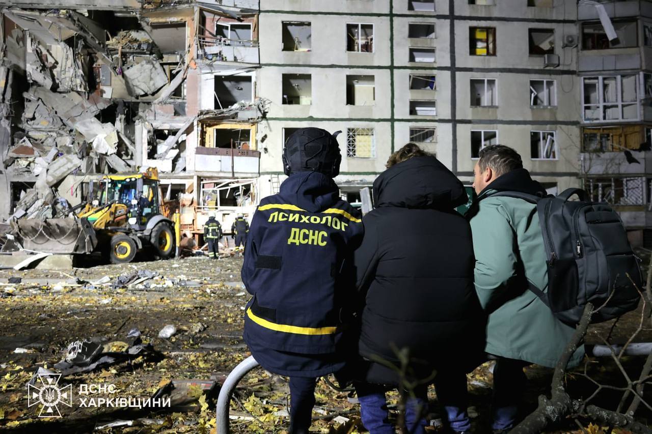 Russians destroyed a multi-storey building in Kharkiv with a KAB guided bomb: three people were killed and dozens injured. Photos and videos