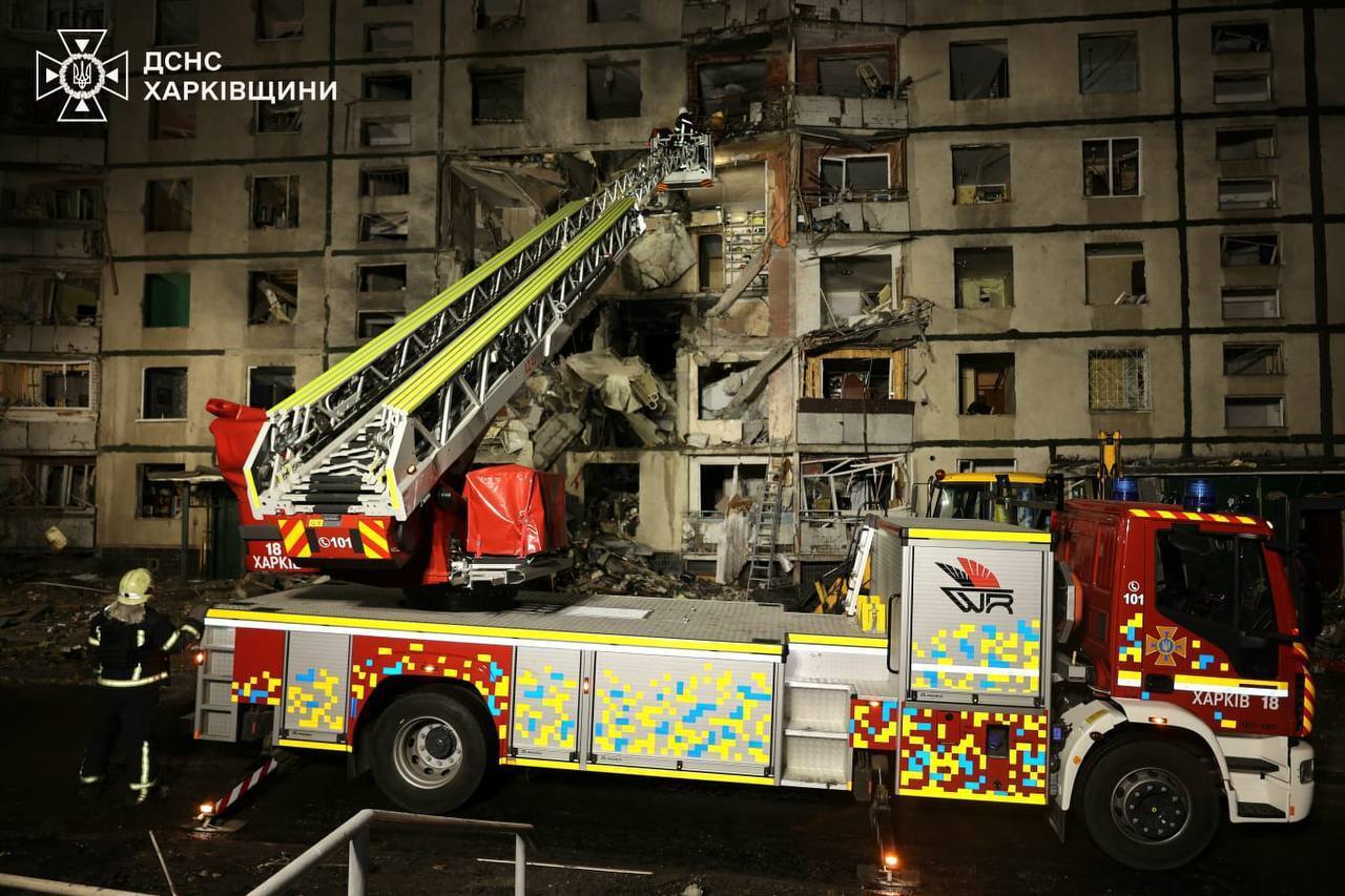 Russians destroyed a multi-storey building in Kharkiv with a KAB guided bomb: three people were killed and dozens injured. Photos and videos