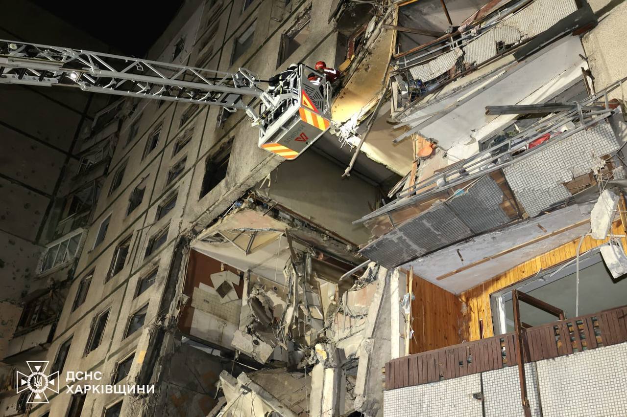 Russians destroyed a multi-storey building in Kharkiv with a KAB guided bomb: three people were killed and dozens injured. Photos and videos