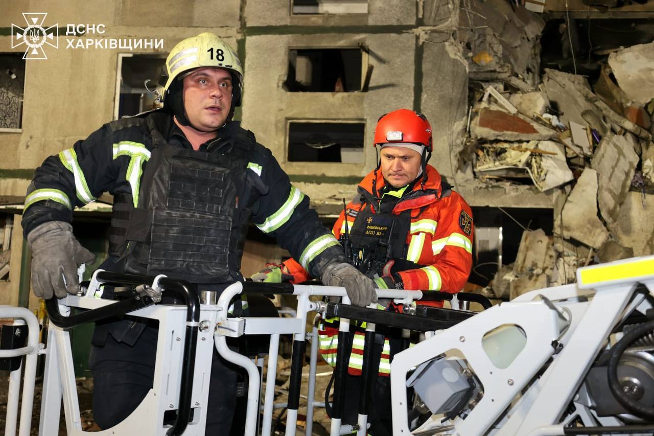 Russians destroyed a multi-storey building in Kharkiv with a KAB guided bomb: three people were killed and dozens injured. Photos and videos