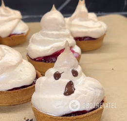 Interesting ghost baskets for Halloween: how to make an elementary dessert