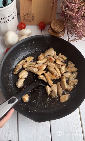 Delicious pasta with chicken and mushrooms for lunch: much better than ordinary pasta with sausages