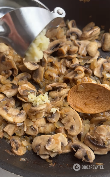 Delicious pasta with chicken and mushrooms for lunch: much better than ordinary pasta with sausages