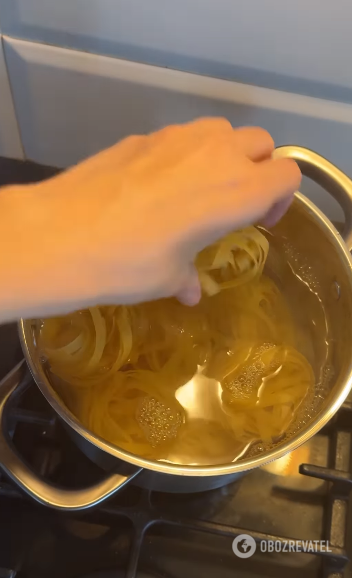 Delicious pasta with chicken and mushrooms for lunch: much better than ordinary pasta with sausages