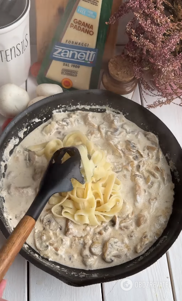 Pyszny makaron z kurczakiem i grzybami na lunch: znacznie lepszy niż zwykły makaron z kiełbasą