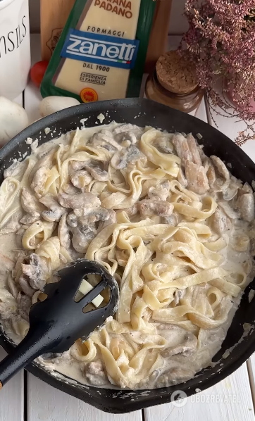 Pyszny makaron z kurczakiem i grzybami na lunch: znacznie lepszy niż zwykły makaron z kiełbasą